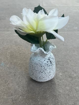 Jarrón artesanal blanco y negro