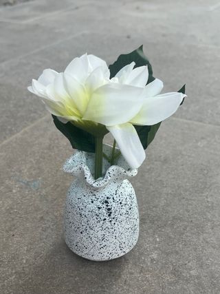 Jarrón artesanal blanco y negro