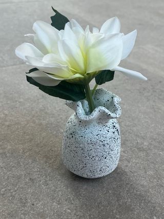 Jarrón artesanal blanco y negro