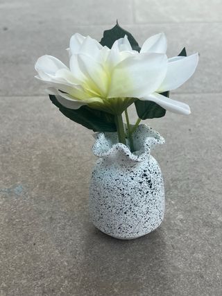 Jarrón artesanal blanco y negro