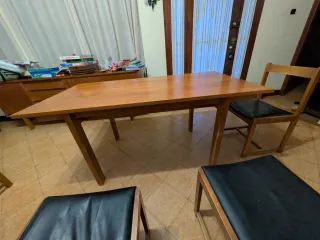 Mesa de comedor de madera