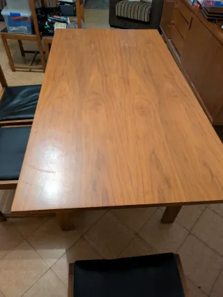 Mesa de comedor de madera