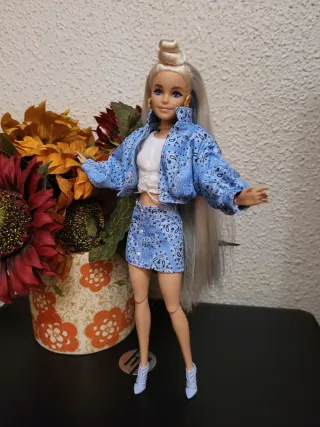 Muñeca Barbie articulada con conjunto vaquero