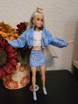 Muñeca Barbie articulada con conjunto vaquero