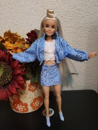 Muñeca Barbie articulada con conjunto vaquero