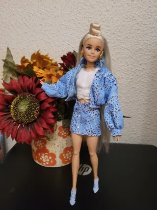 Muñeca Barbie articulada con conjunto vaquero
