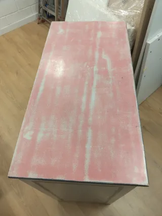 Cómoda estilo vintage gris y rosa pintada a mano