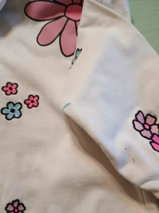 Maglioncino con cappuccio e fiori