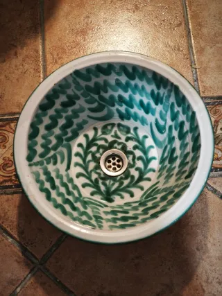 Fregadero o lavabo de cerámica pintado a mano