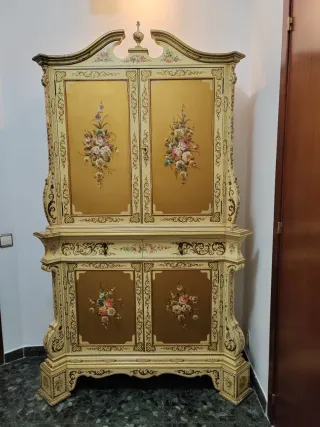 Aparador antiguo pintado a mano – estilo veneciano
