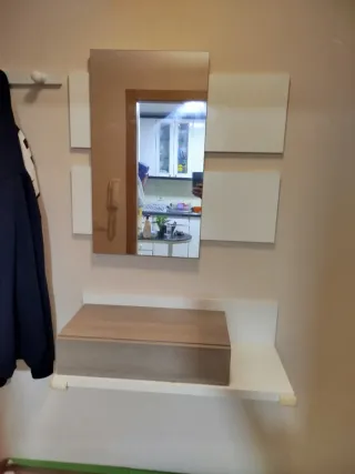 Mueble recibidor moderno con espejo