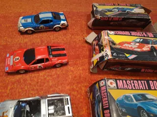 4 Coches Metálicos Escala 1/28