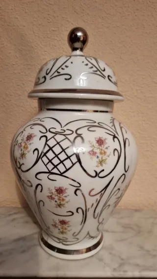 Bombonera de Porcelana Blanca y Plateada