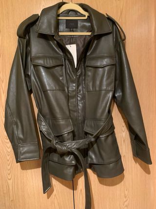 Cazadora efecto piel Zara verde militar