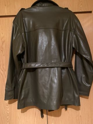 Cazadora efecto piel Zara verde militar