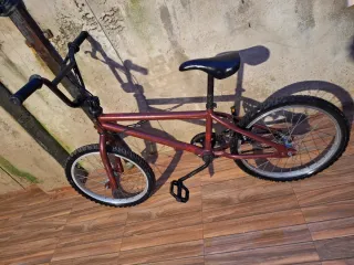 Bicicleta BMX color burdeos