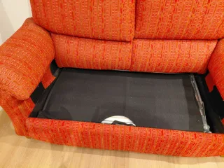 Sofá cama rosa granate muy cómodo