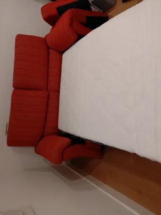 Sofá cama rosa granate muy cómodo