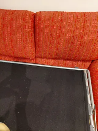 Sofá cama rosa granate muy cómodo