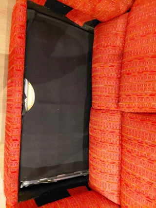 Sofá cama rosa granate muy cómodo