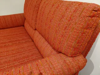 Sofá cama rosa granate muy cómodo