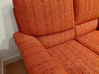 Sofá cama rosa granate muy cómodo