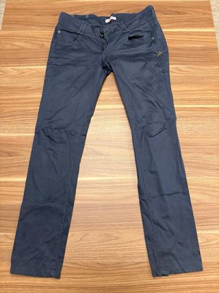 Pantalones grises rectos elegantes