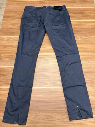 Pantalones grises rectos elegantes