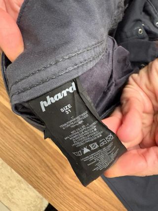 Pantalones grises rectos elegantes