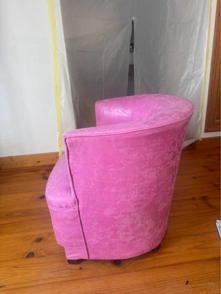 Sillón rosa de tela