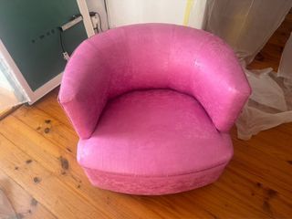 Sillón rosa de tela