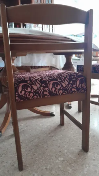 4 Sillas de Madera con Tapizado