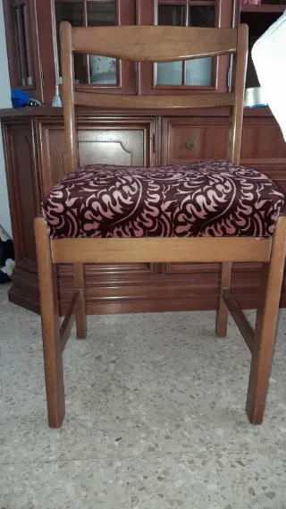 4 Sillas de Madera con Tapizado