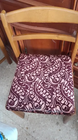 4 Sillas de Madera con Tapizado