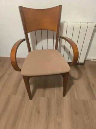 Silla de madera con asiento tapizado