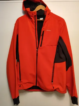 Chaqueta Softshell Quechua. Talla L. Rojo