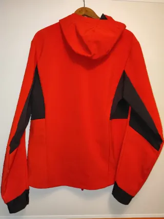 Chaqueta Softshell Quechua. Talla L. Rojo