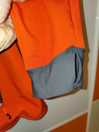 Chaqueta Softshell Quechua. Talla L. Rojo