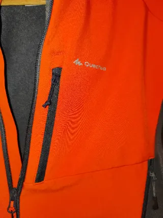 Chaqueta Softshell Quechua. Talla L. Rojo