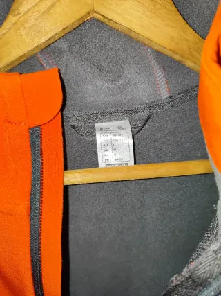 Chaqueta Softshell Quechua. Talla L. Rojo