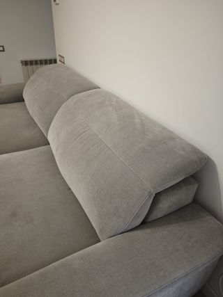 Sofá gris de tela en garantía