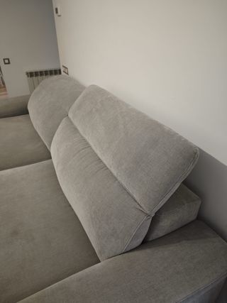 Sofá gris de tela en garantía