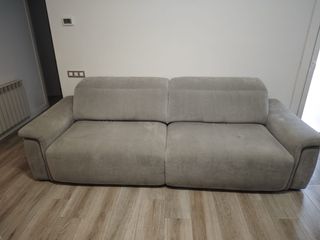 Sofá gris de tela en garantía