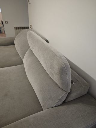 Sofá gris de tela en garantía