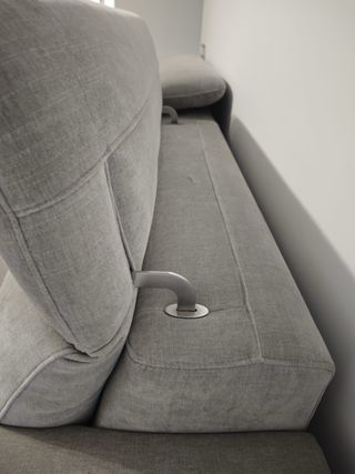 Sofá gris de tela en garantía