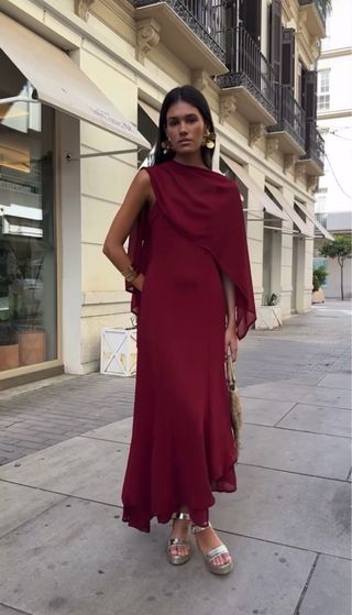 Vestido asimétrico burdeos boda