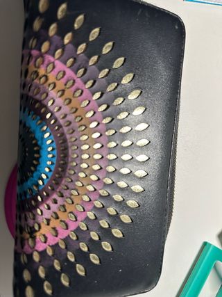 Monedero práctico negro multicolor