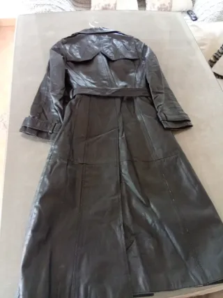 Gabardina de cuero negra