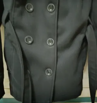 Abrigo negro con capucha