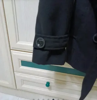 Abrigo negro con capucha